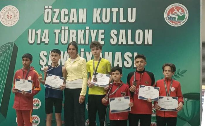 Mersinli atletler madalyalar� toplad�