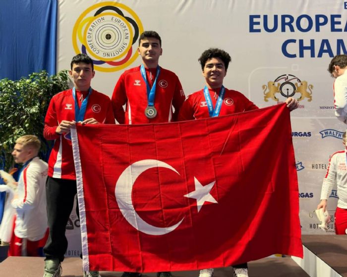 Atakan�dan g�m�� madalya