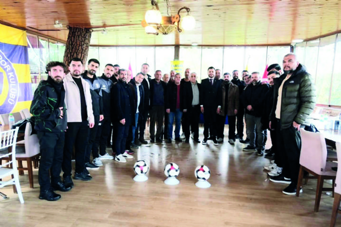 Her kap�y� �al�yor, herkesi dinliyor