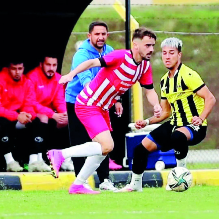 Tarsusspor�da pe� pe�e imzalar